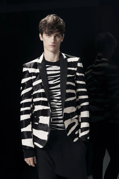 Look 28